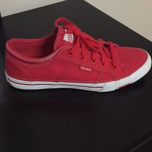 Red Skechers snickers